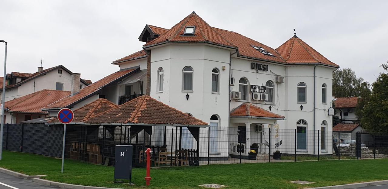 Apartmani Diksi 兹雷尼亚宁 外观 照片