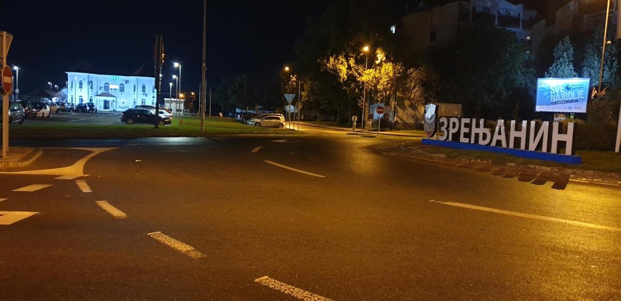 Apartmani Diksi 兹雷尼亚宁 外观 照片