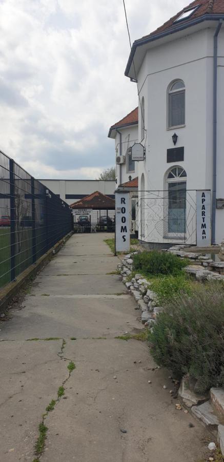 Apartmani Diksi 兹雷尼亚宁 外观 照片