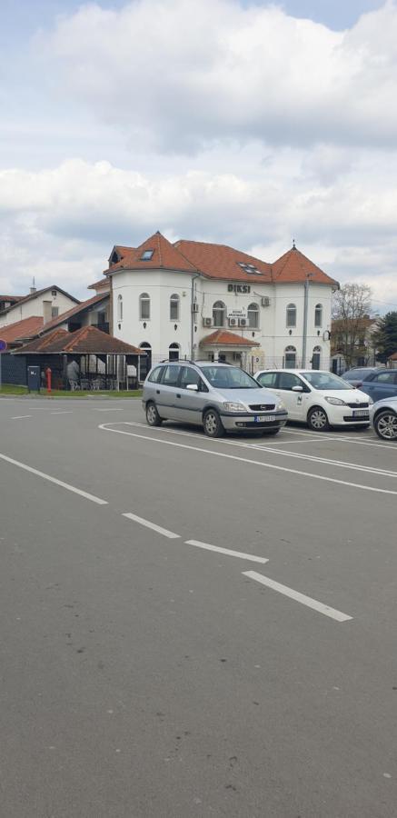 Apartmani Diksi 兹雷尼亚宁 外观 照片