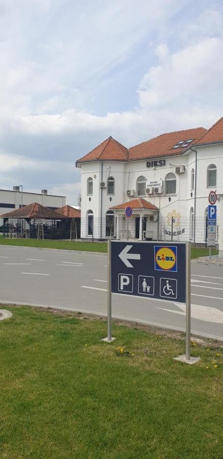Apartmani Diksi 兹雷尼亚宁 外观 照片